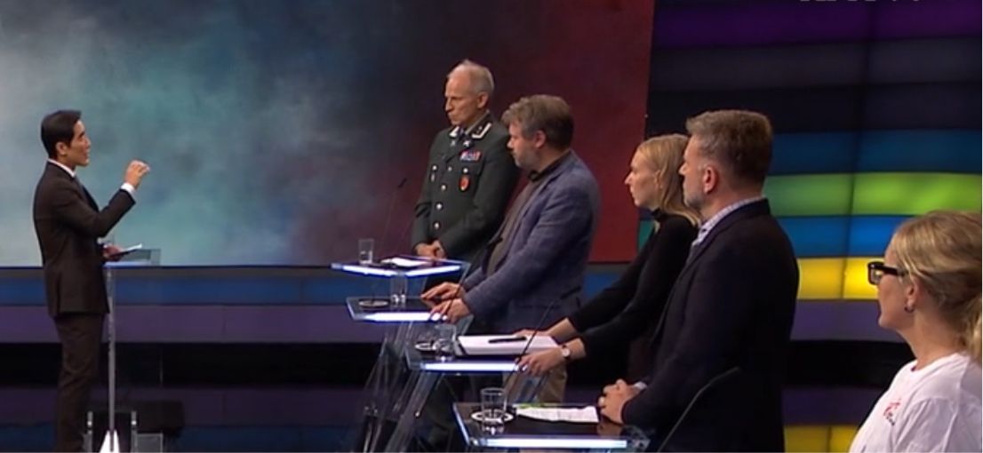 Skjermbilde fra Debatten. Gruppe med mennesker som diskuterer.