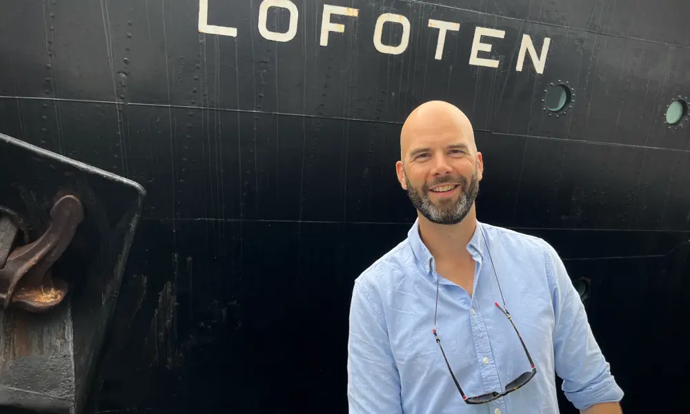 Andreas Sødal Marstad foran Hurtigruteskipet Lofoten. Mange blir slått av hvor kjekk han er...