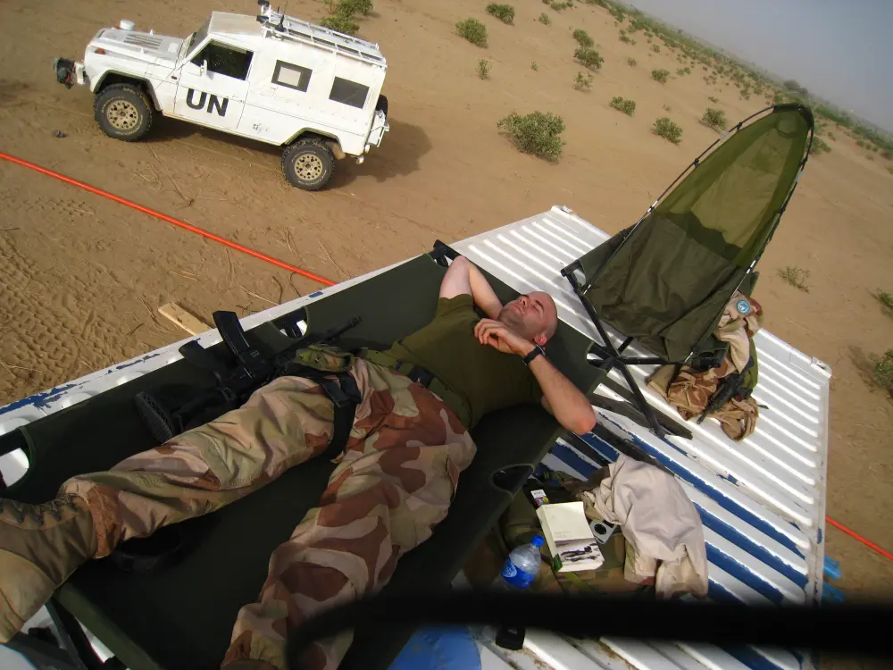 Sovende forfatter på feltseng i Tsjad.